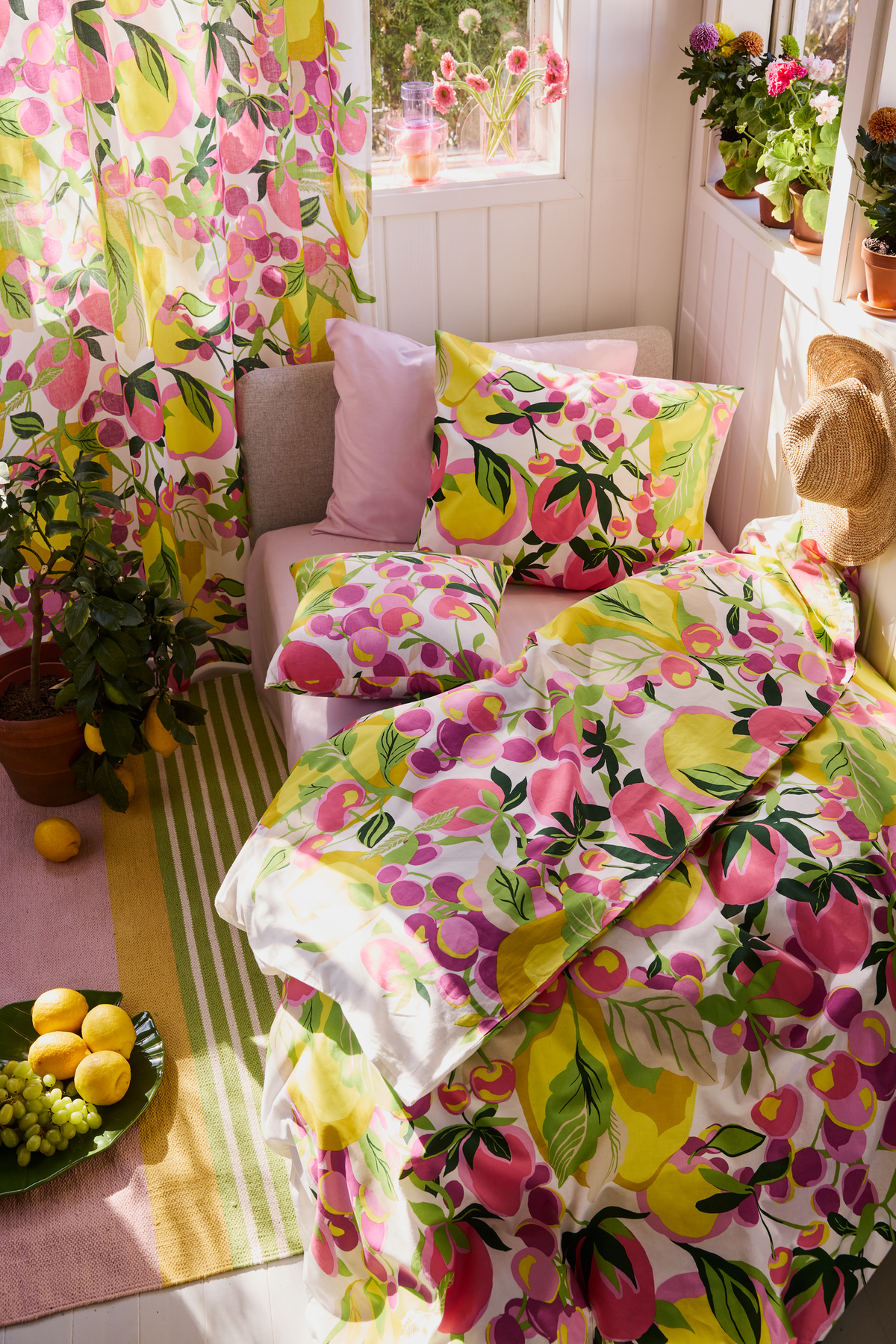 109260-8043_2; Vallila Tropic-verho Monivärinen-pinkki / 140x240 cm