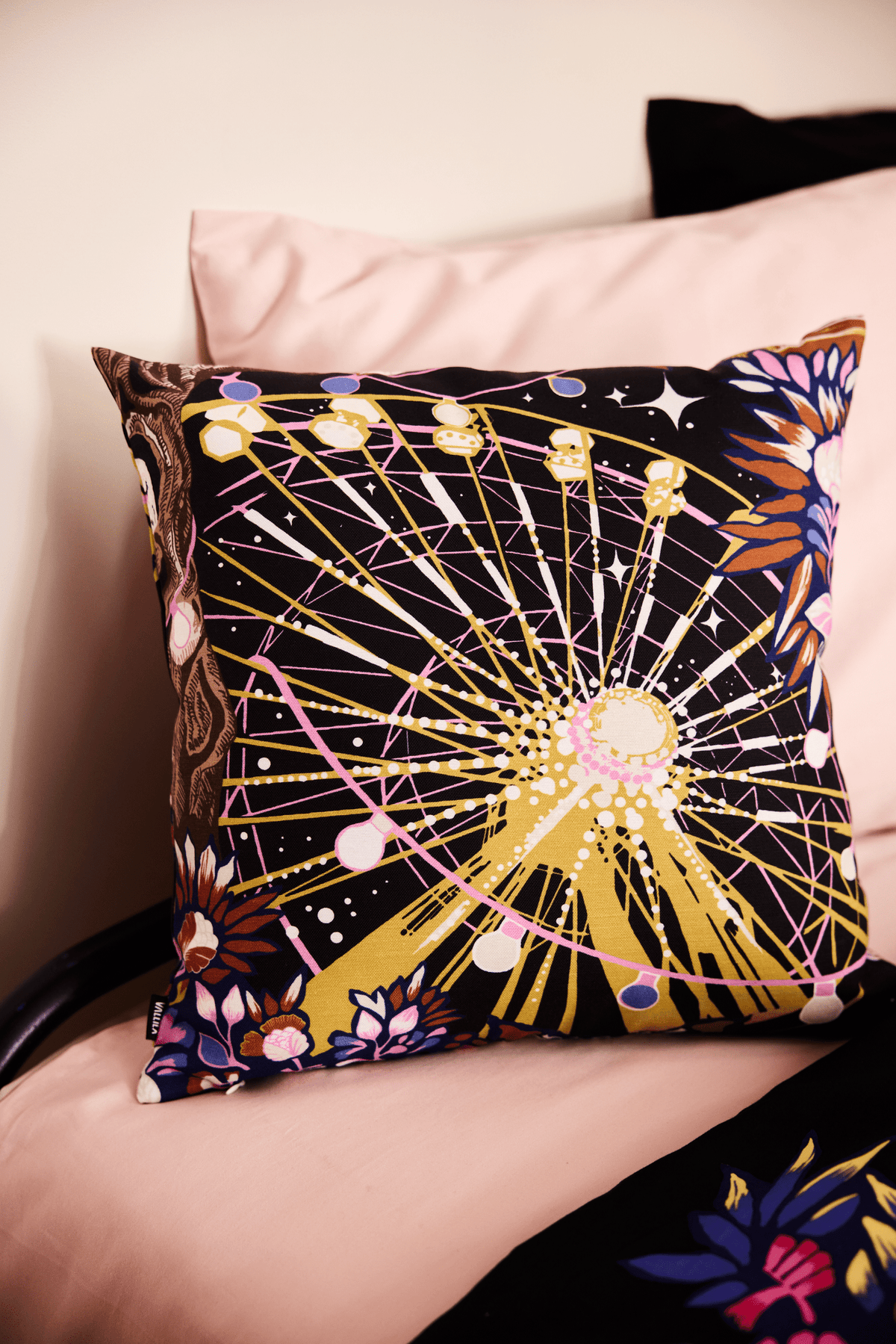 23310-883521-8000CU_2; Vallila Ihmeiden ilta -koristetyynynpäällinen Monivärinen / 43x43 cm