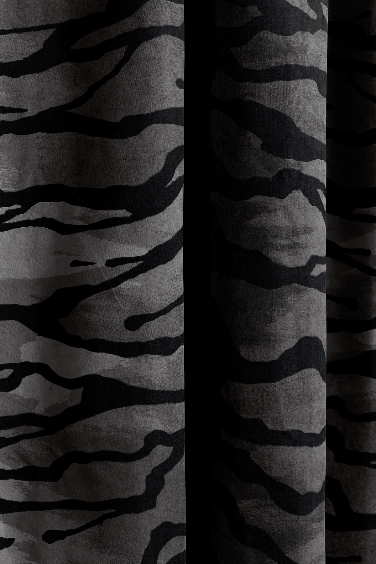 109126-9700_1; Vallila Kuuma puuma -verho Harmaa / 140x250 cm 